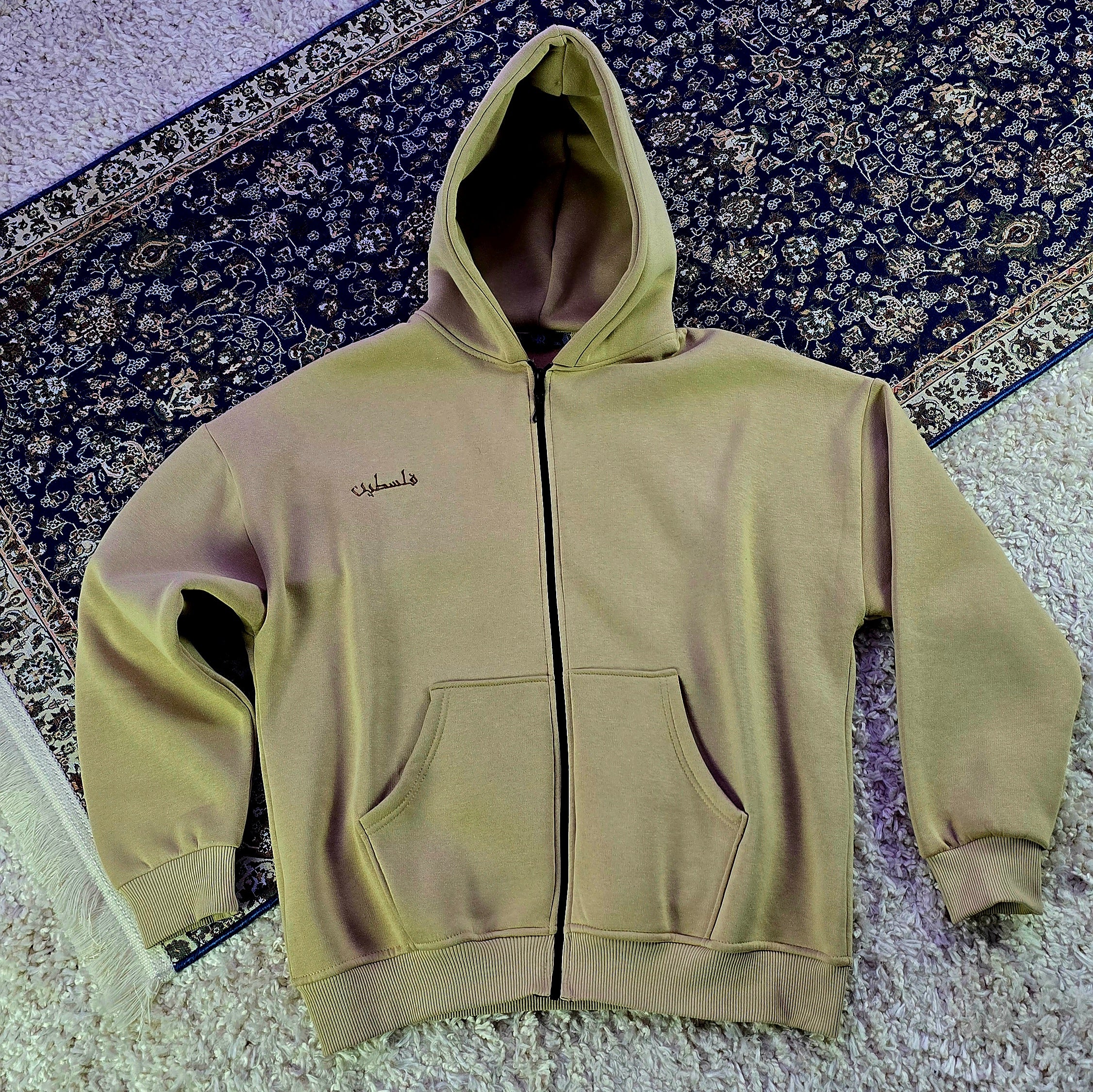 Oversize Zipper Hoodie aus 100 % Baumwolle mit „Palestine“ auf Arabisch vorne und „Palestine – First Qibla“ hinten. Fair, nachhaltig & bequem.